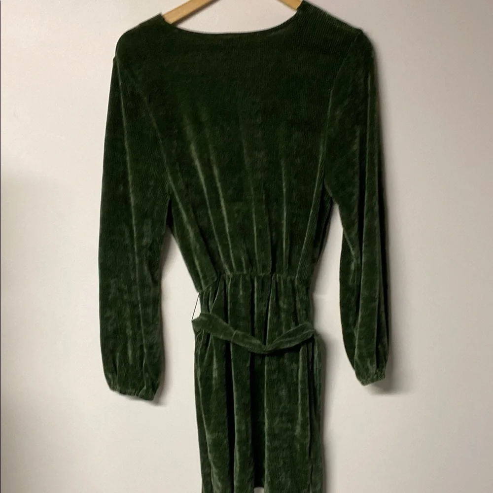 AMADI Elegant Green Velvet Mini Dress - Picture 8 of 11